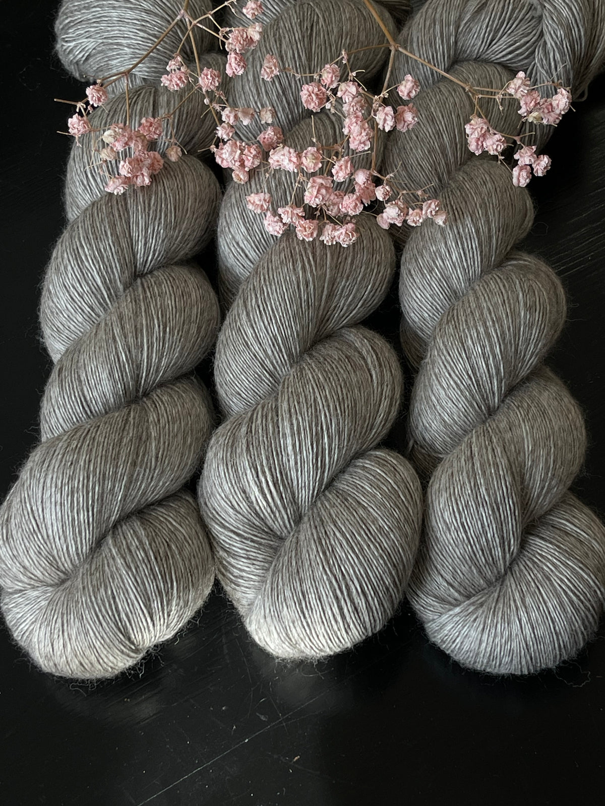 Écheveau laine dentelle mérinos soie yak non teinte Plume 100g 800m gris clair Wooliette