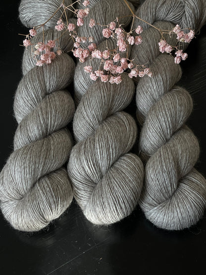 Écheveau laine dentelle mérinos soie yak non teinte Plume 100g 800m gris clair Wooliette