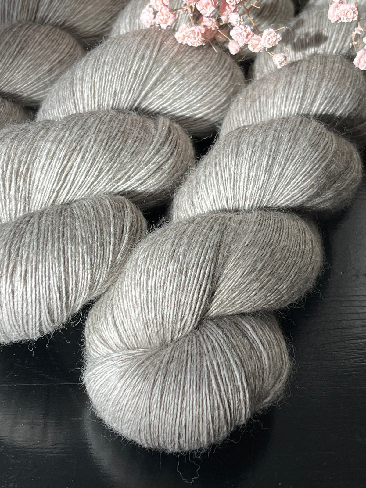 Détail texture Silky Lace Yak coloris naturel chiné Plume Wooliette