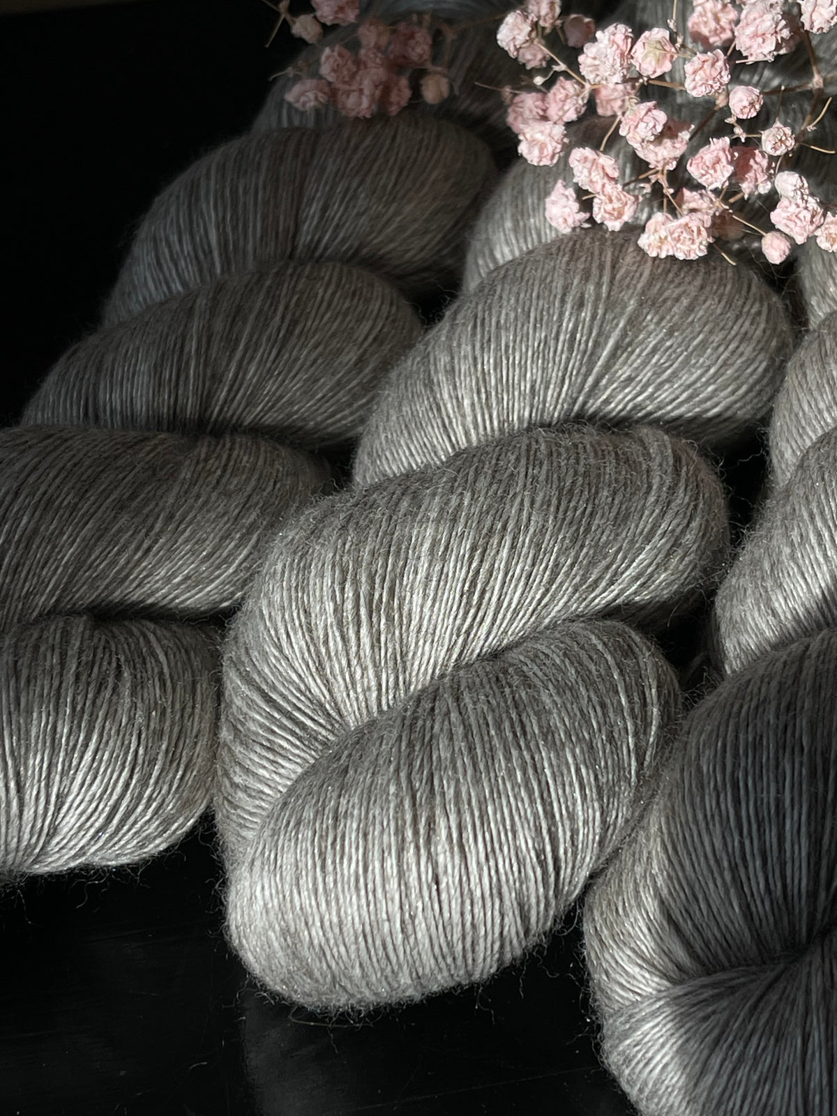 Laine Silky Lace Yak mérinos soie bébé yak non teinte Plume gris naturel chiné WoolietteLaine Silky Lace Yak mérinos soie bébé yak non teinte Plume gris naturel chiné Wooliette