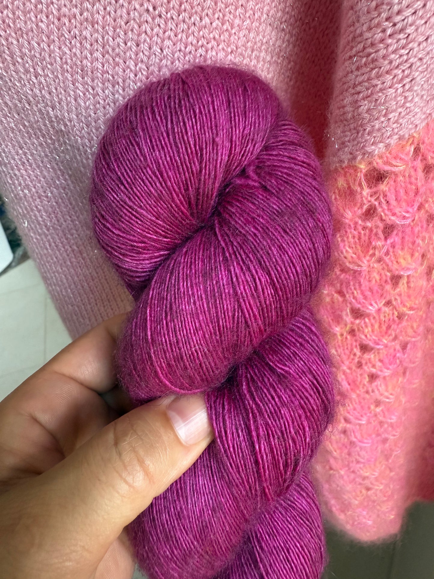 Écheveau laine dentelle mérinos soie yak Barocco 100g 800m magenta profond Wooliette