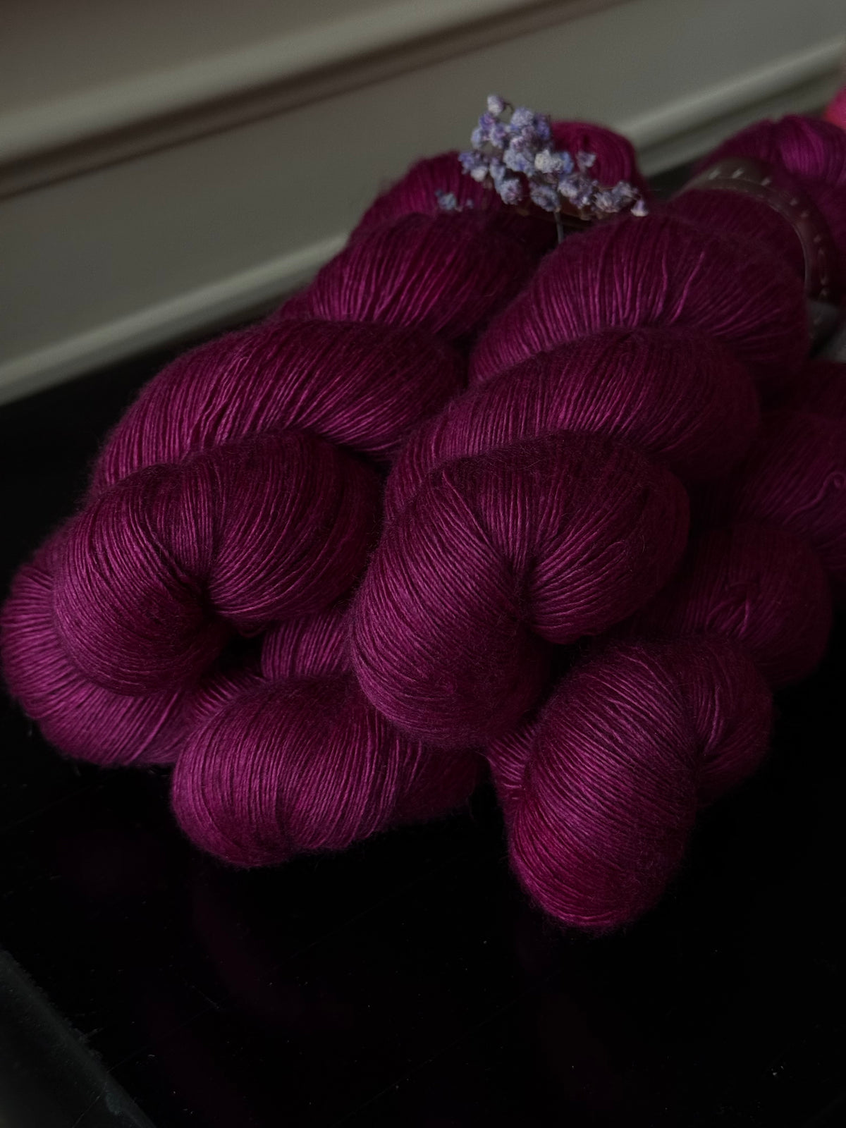 Laine Silky Lace Yak mérinos soie bébé yak Barocco magenta teinte main Wooliette