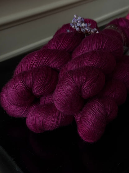 Laine Silky Lace Yak mérinos soie bébé yak Barocco magenta teinte main Wooliette