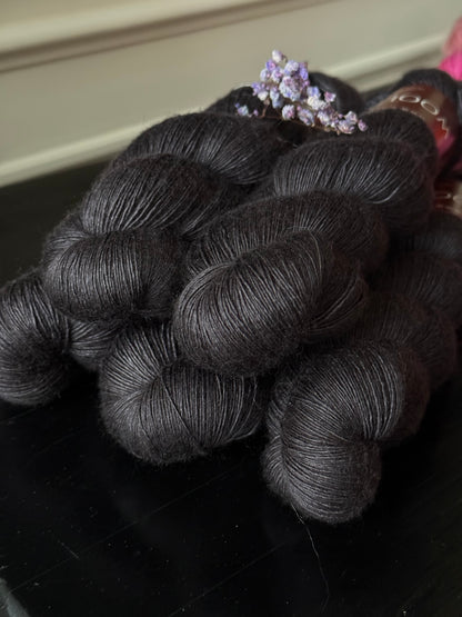 Écheveau laine dentelle mérinos soie yak Onyx 100g 800m noir profond Wooliette