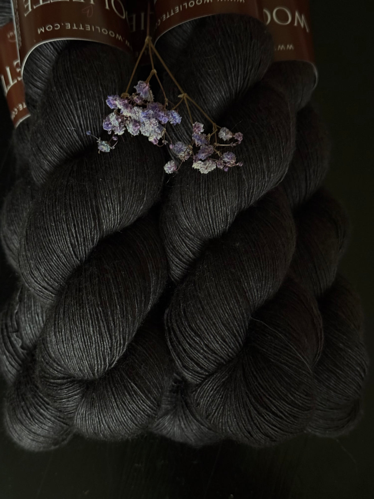 Détail texture Silky Lace Yak base grise chinée coloris noir Onyx Wooliette