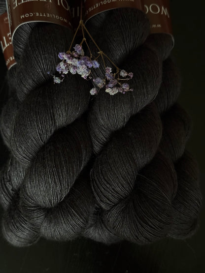 Détail texture Silky Lace Yak base grise chinée coloris noir Onyx Wooliette