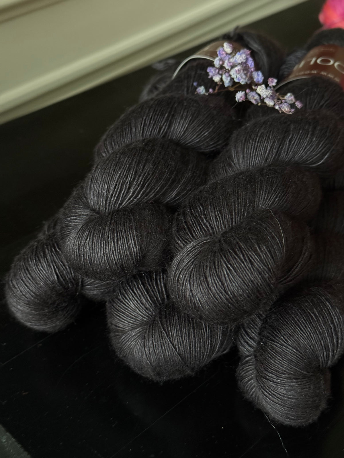 Laine Silky Lace Yak mérinos soie bébé yak Onyx noir profond teinte main Wooliette