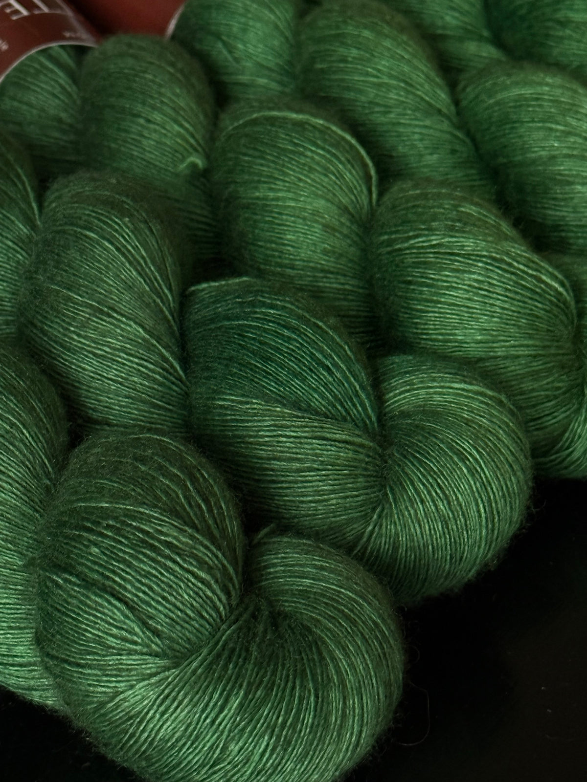 Écheveau laine dentelle mérinos soie yak Verde 100g 800m vert forêt profond Wooliette