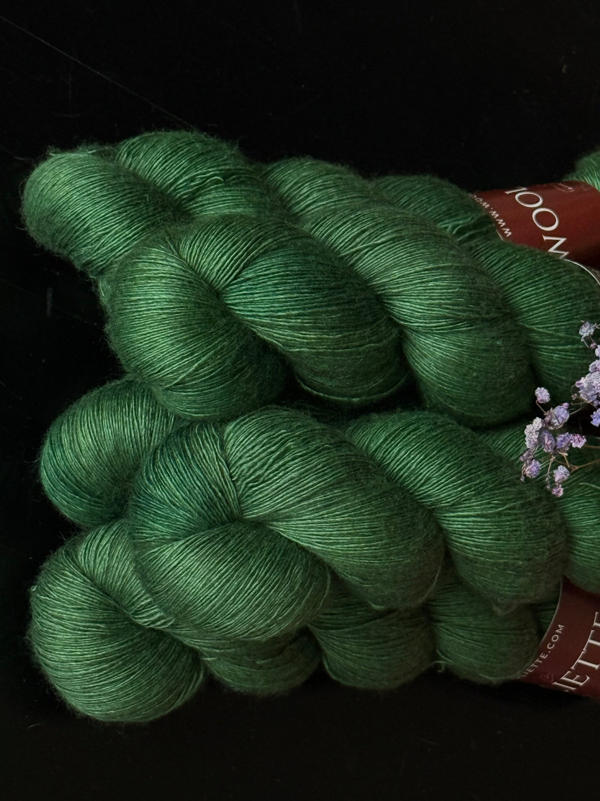 Laine Silky Lace Yak mérinos soie bébé yak Verde vert forêt teinte main Wooliette