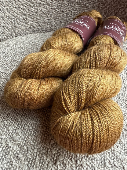 Détail texture fil retordu Yakiss mérinos yak soie coloris bronze Wooliette