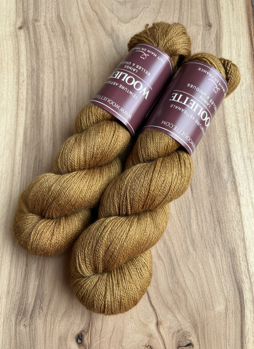 Laine Yakiss lace retordue mérinos yak et soie Bronze brun doré teinte main Wooliette