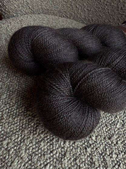 Écheveau laine dentelle mérinos yak soie Onyx 100g 800m noir profond Wooliette