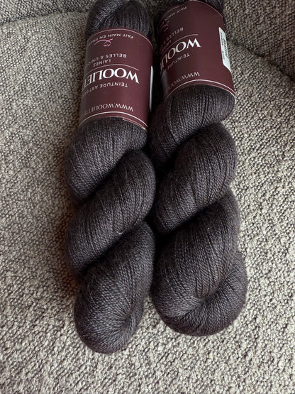 Détail texture fil retordu Yakiss mérinos yak soie coloris noir Onyx Wooliette