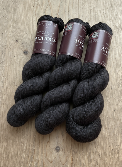 Laine Yakiss lace retordue mérinos yak et soie Onyx noir profond teinte main Wooliette