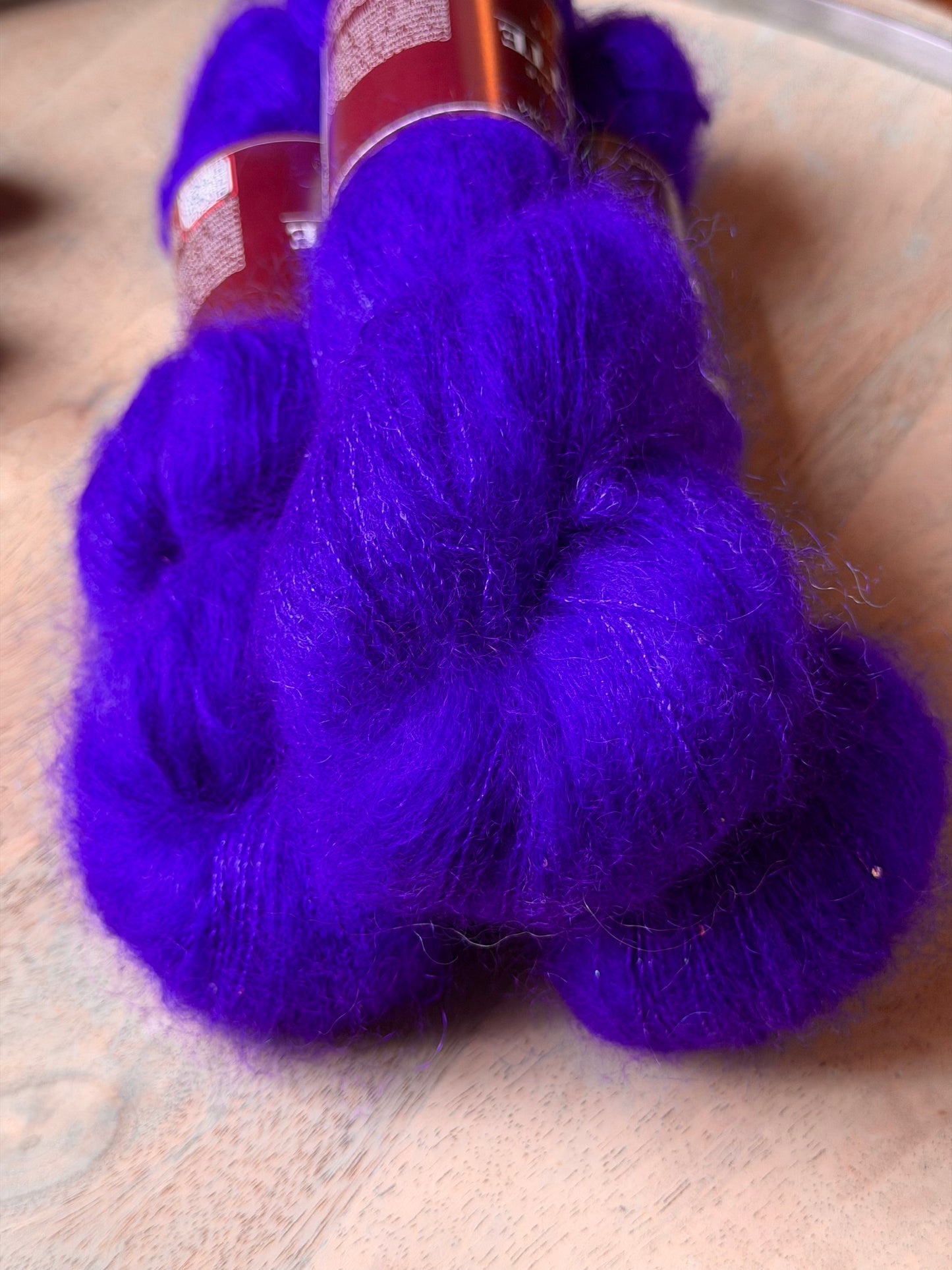 Écheveaux de laine Aura Midnight in Paradise, super kid mohair, soie de mûrier et paillettes, 50 g 300 m, Wooliette