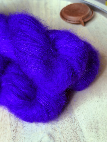 Fil super kid mohair bleu nuit outremer à paillettes irisées, gros plan sur le halo, laine Aura Wooliette