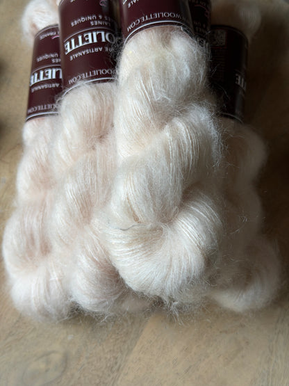 Laine mohair et soie à paillettes rose poudré Angel, écheveau lace teint à la main en France Wooliette