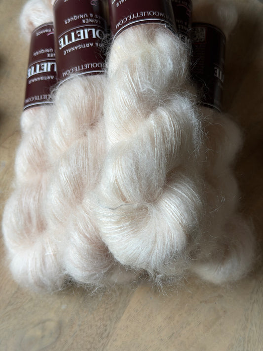 Laine mohair et soie à paillettes rose poudré Angel, écheveau lace teint à la main en France Wooliette