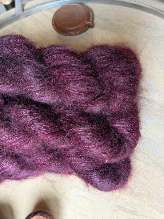 Laine mohair et soie à paillettes prune bordeaux Nuit Toscane, écheveau lace teint à la main en France Wooliette
