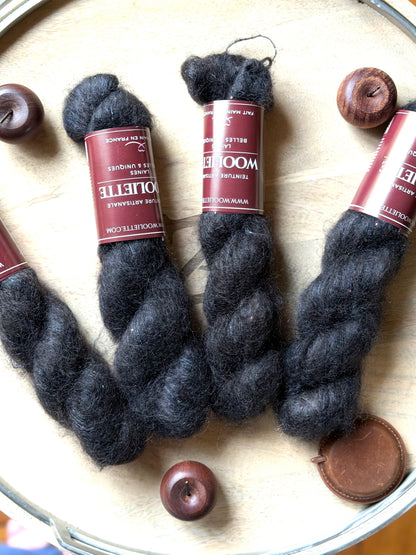Écheveaux de laine Aura Onyx, super kid mohair, soie de mûrier et paillettes, 50 g 300 m, Wooliette