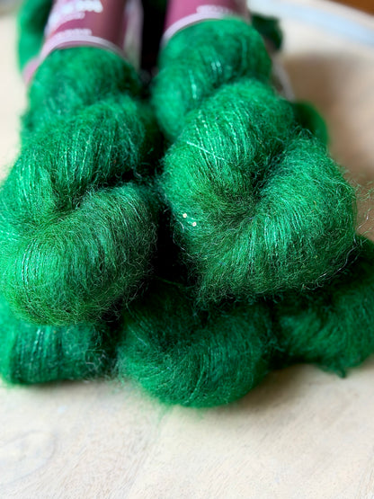 Fil super kid mohair vert vif et éclatant, gros plan sur le halo et les paillettes, laine Aura Wooliette