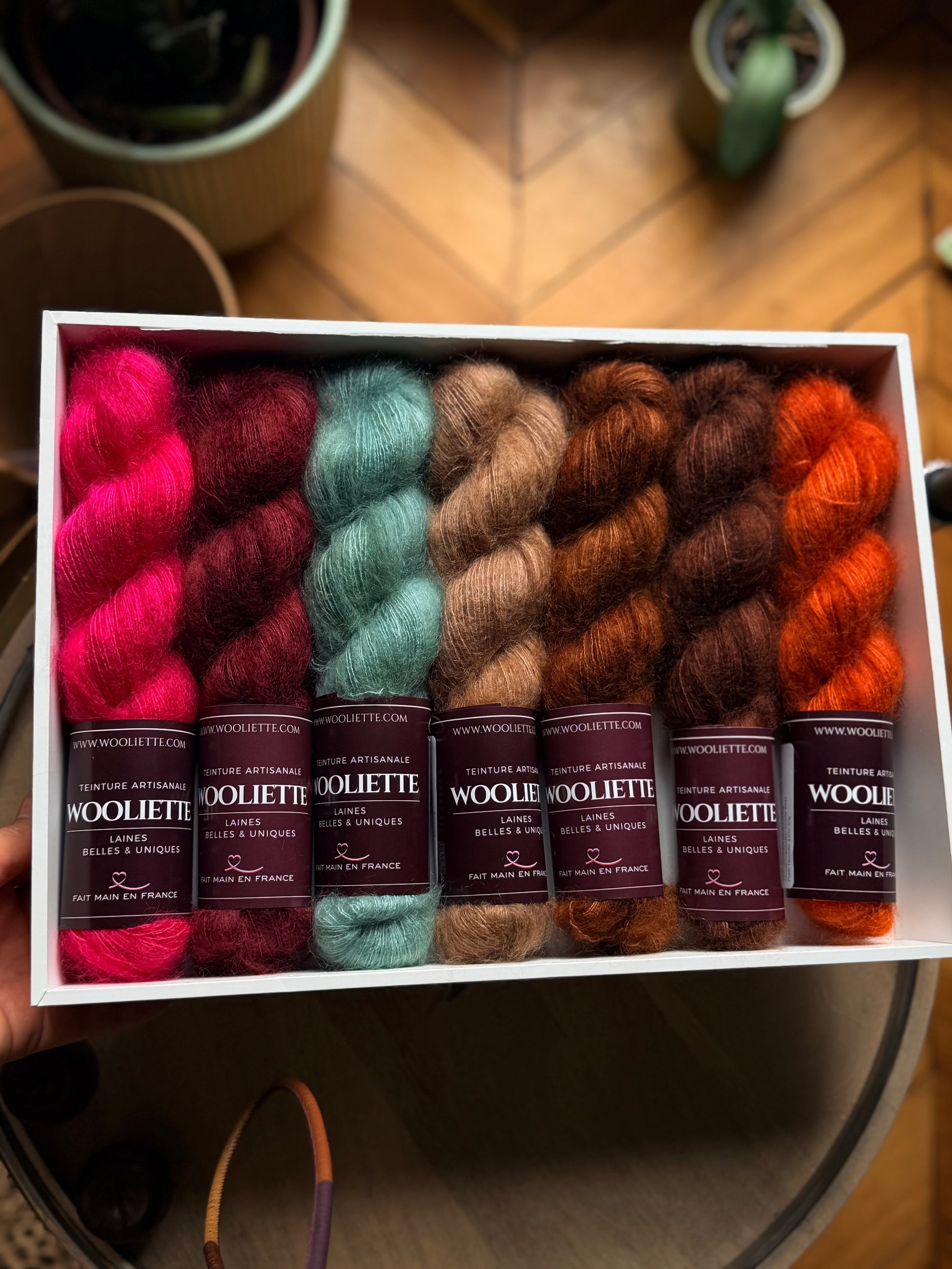 Détail du halo de kid mohair orange flamboyant teint à la main en France