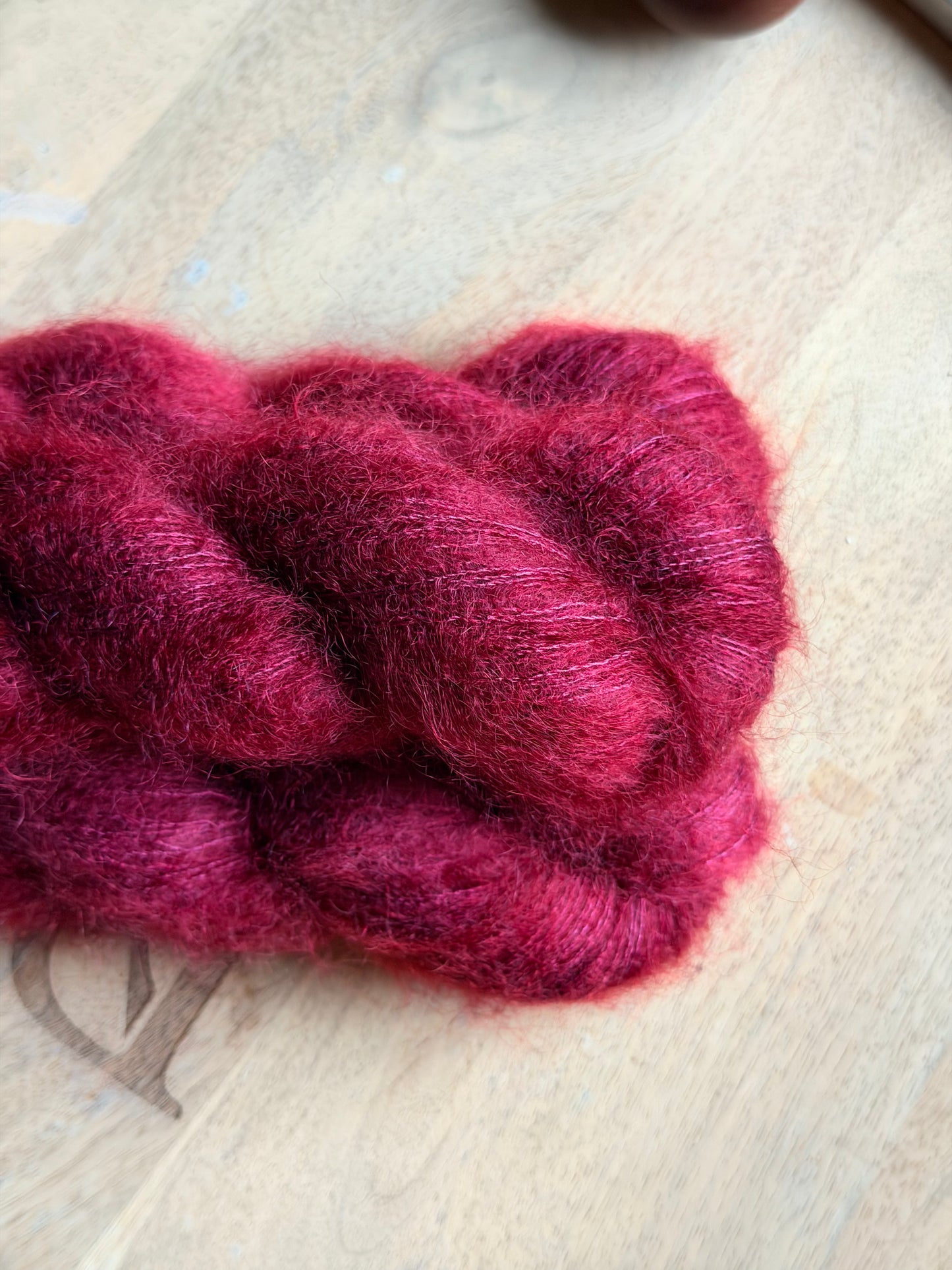 Détail du halo de kid mohair bordeaux velouté teint à la main en France