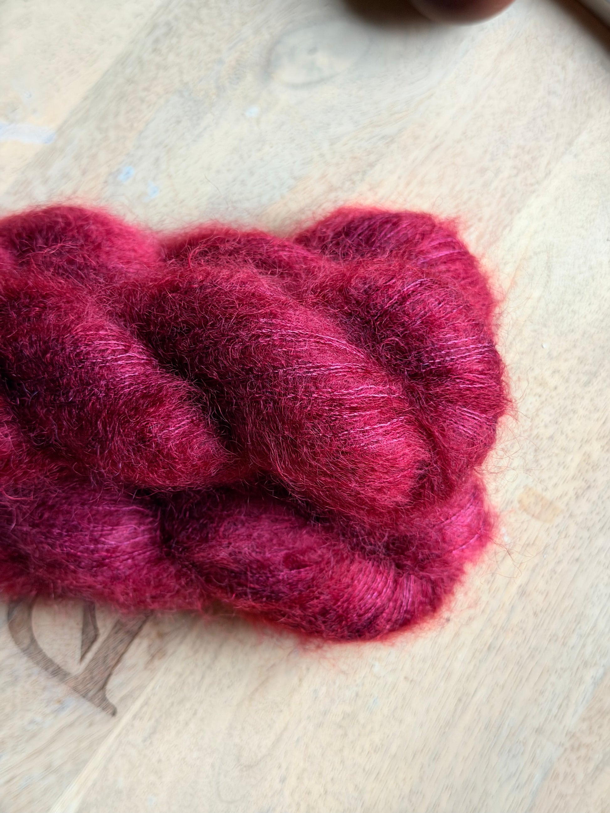 Détail du halo de kid mohair bordeaux velouté teint à la main en France