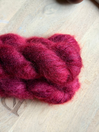 Détail du halo de kid mohair bordeaux velouté teint à la main en France