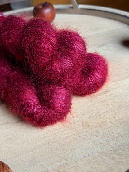 Laine artisanale lace Doucette kid mohair et soie bordeaux acajou Lettre d'amour Wooliette