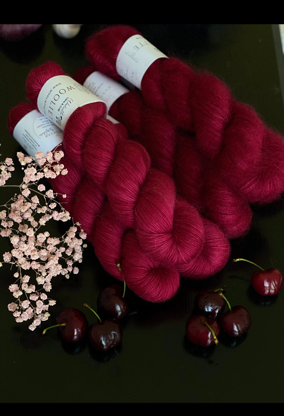 Laine Portofino Fingering 100% mérinos extra-fine coloris Burlesque cerise teinte main Wooliette