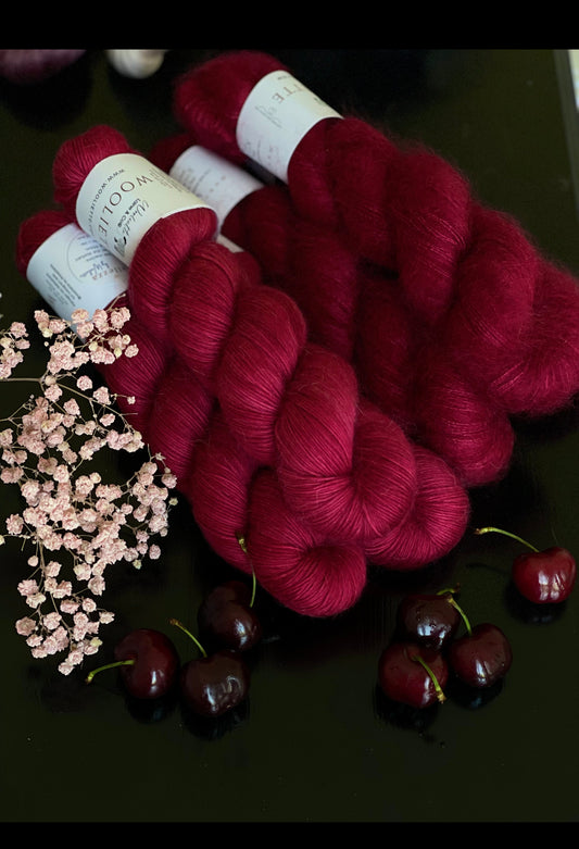 Laine Portofino Fingering 100% mérinos extra-fine coloris Burlesque rouge cerise teinte main Wooliette