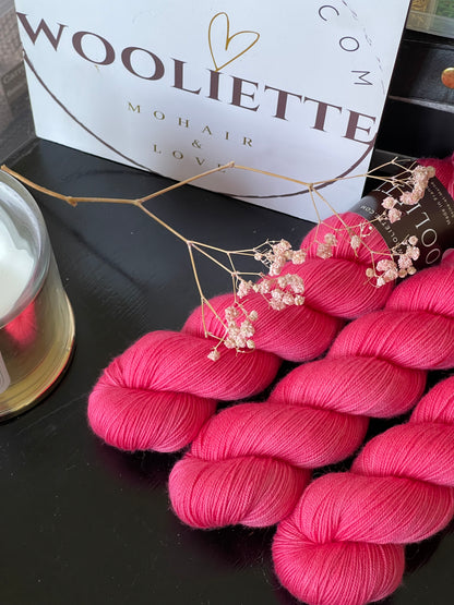Laine artisanale Portofino mérinos extra-fine fingering coloris Mamma Mia rose framboise Wooliette