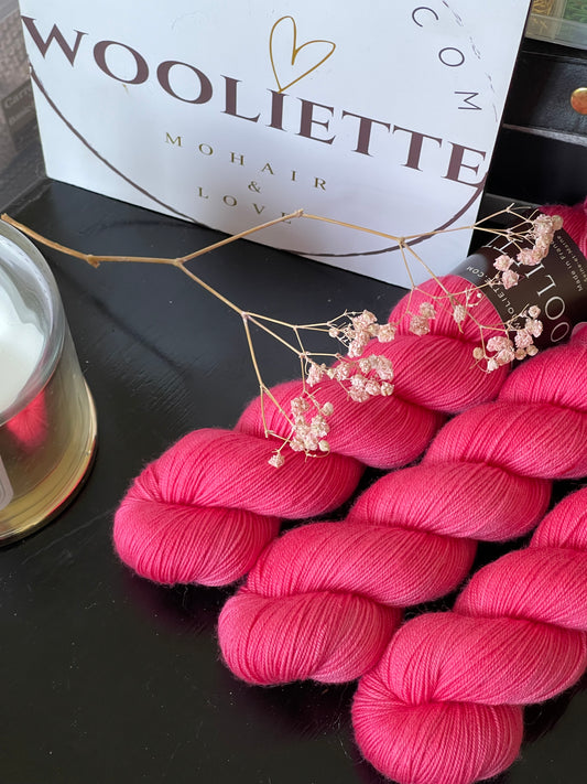 Laine artisanale Portofino mérinos extra-fine fingering coloris Mamma Mia rose framboise Wooliette