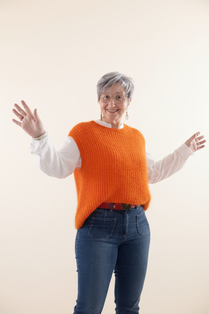 Pull orange – fond neutre