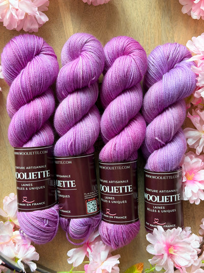 Laine Veloce Sport 100 % mérinos Tulipe Nuancé lilas rosé teinte main Wooliette