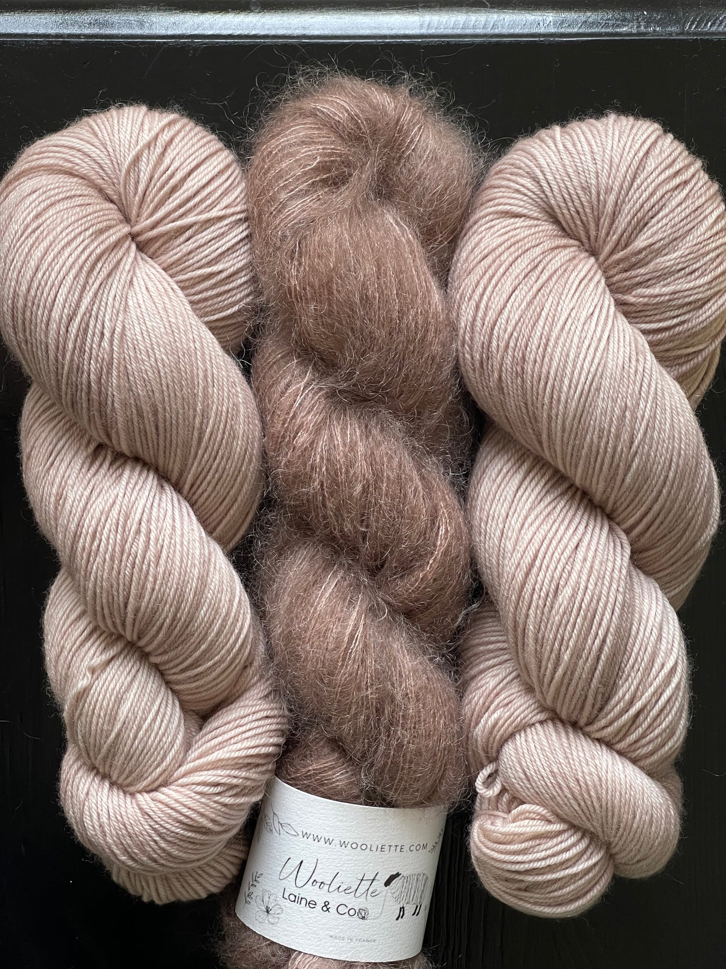 Détail texture laine Cybele DK mérinos nylon coloris beige pâle Tender Wooliette