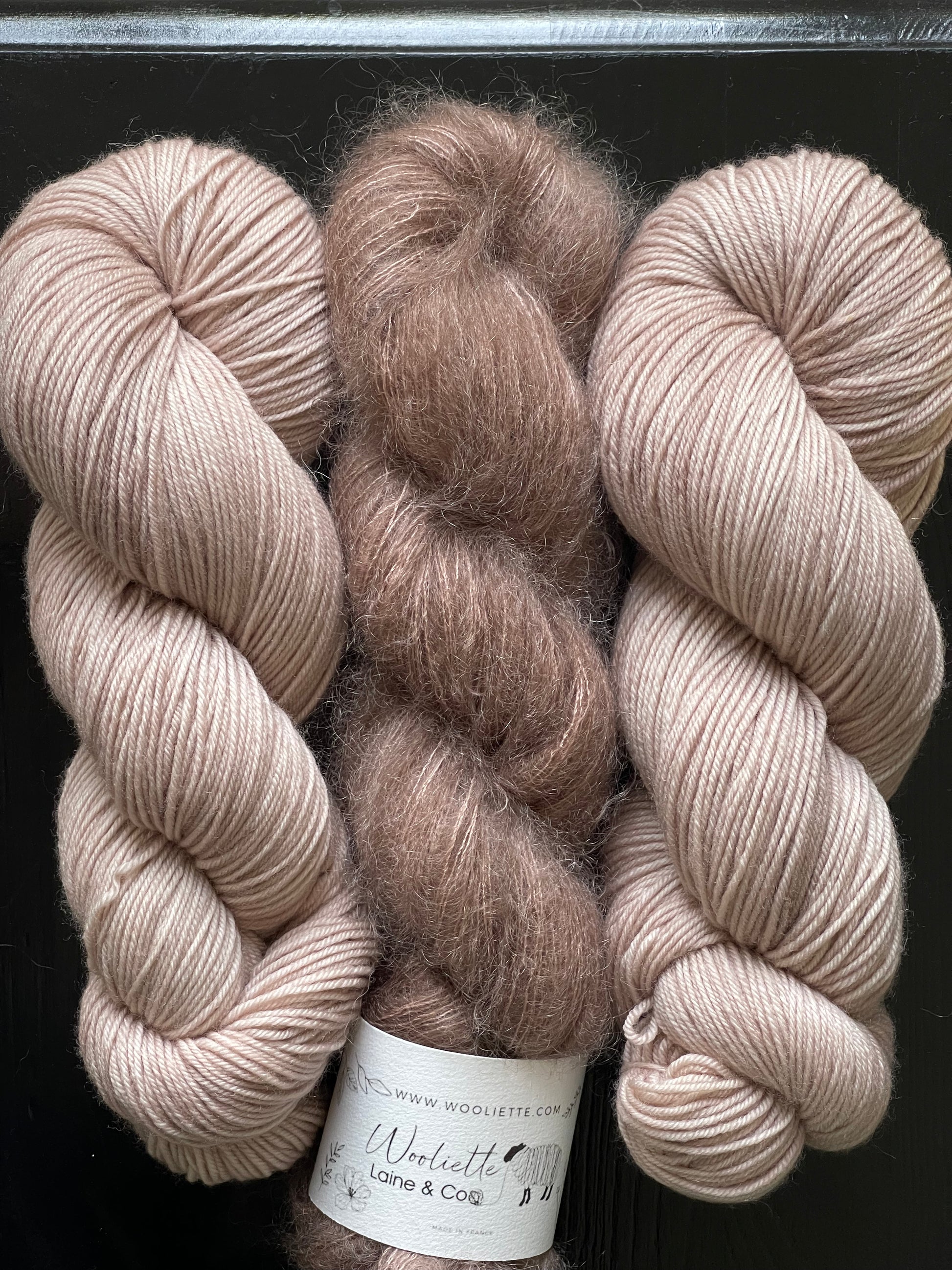 Détail texture laine Cybele DK mérinos nylon coloris beige pâle Tender Wooliette