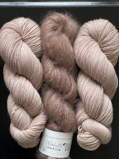 Détail texture laine Cybele DK mérinos nylon coloris beige pâle Tender Wooliette