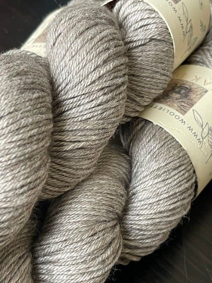 Écheveau laine mérinos yak soie DK écrue Plume 100g 220m gris naturel Wooliette