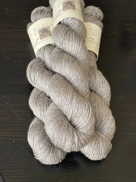Laine Yakid DK mérinos yak et soie écrue Plume gris naturel non teinte Wooliette