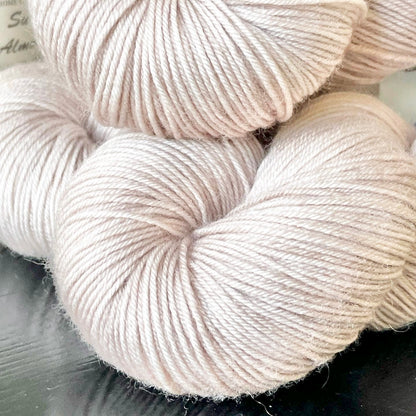 Laine Cybele Fingering mérinos nylon Tender beige très clair teinte main Wooliette