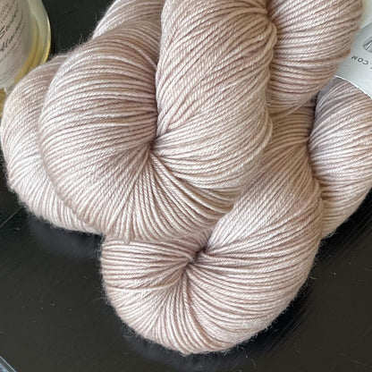 Écheveau laine mérinos nylon fingering Café Latte 100g 400m beige lin crémeux Wooliette