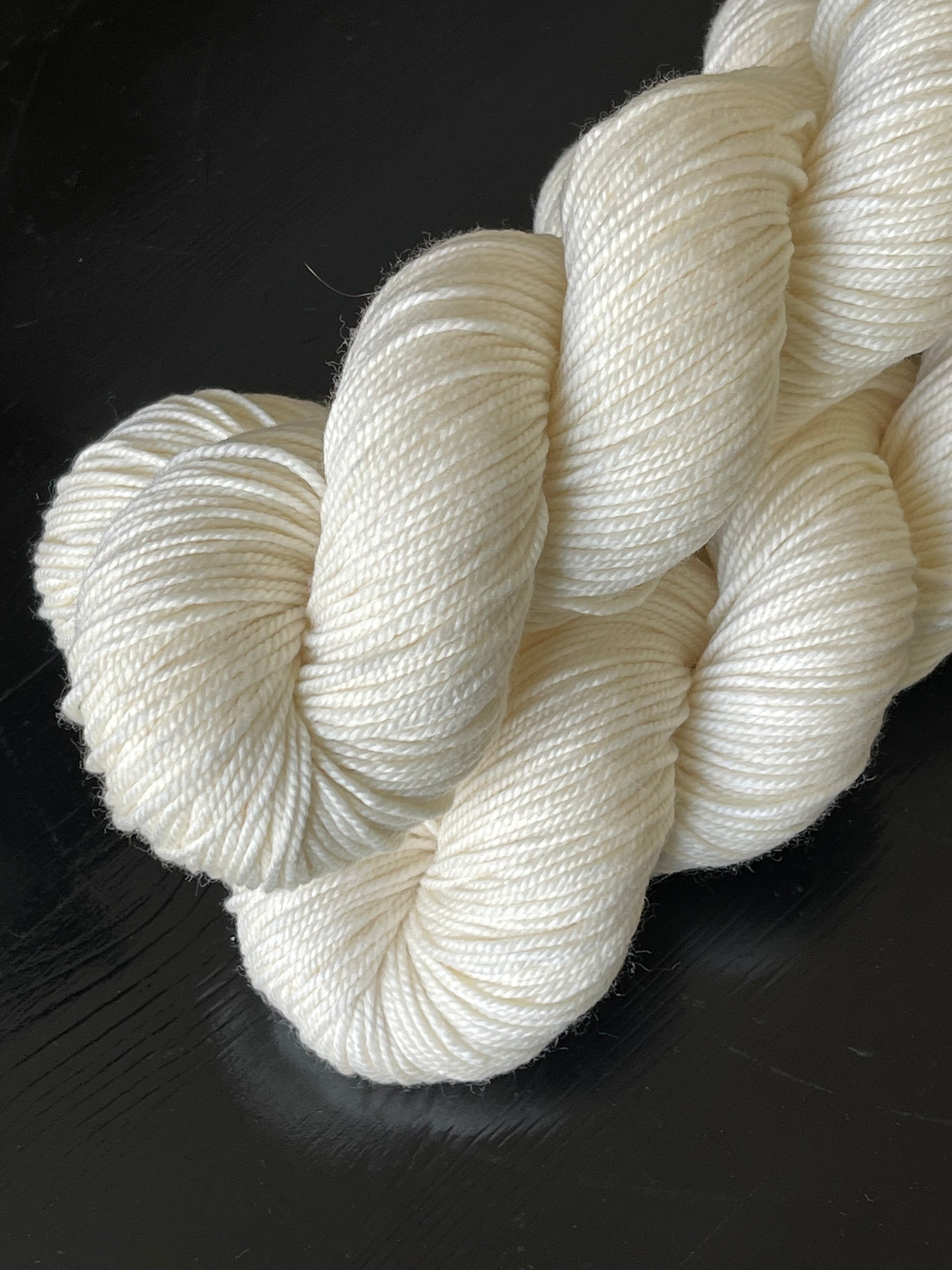 Écheveau laine mérinos nylon fingering écrue Ivoria 100g 400m couleur naturelle Wooliette