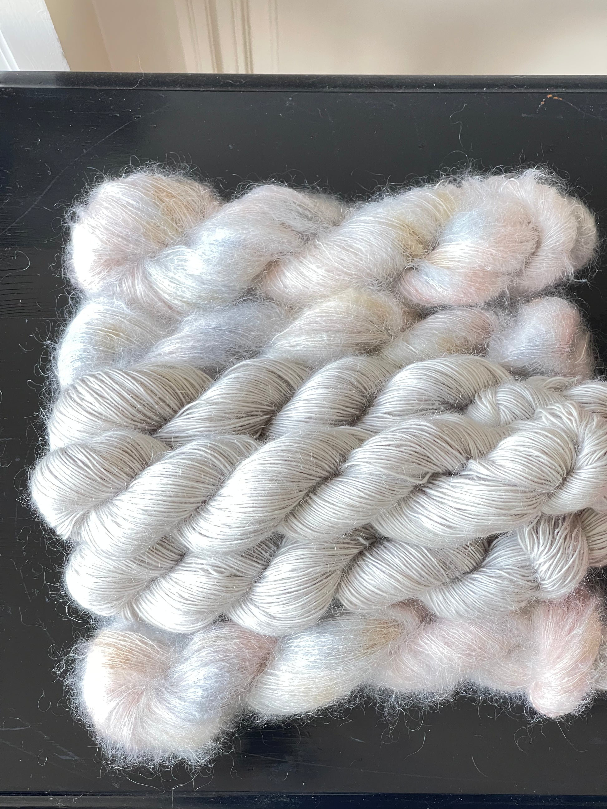 Détail texture laine Bellezza mérinos kid mohair coloris gris perle nacré Wooliette