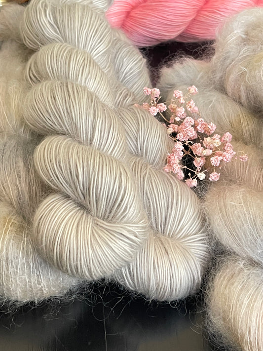Laine Bellezza Fingering mérinos kid mohair Perle gris clair teinte main Wooliette
