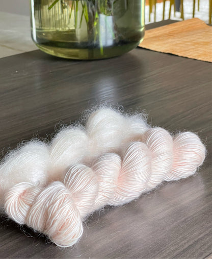 cheveau laine single mérinos mohair fingering Angel 100g 400m rose pâle nacré Wooliette