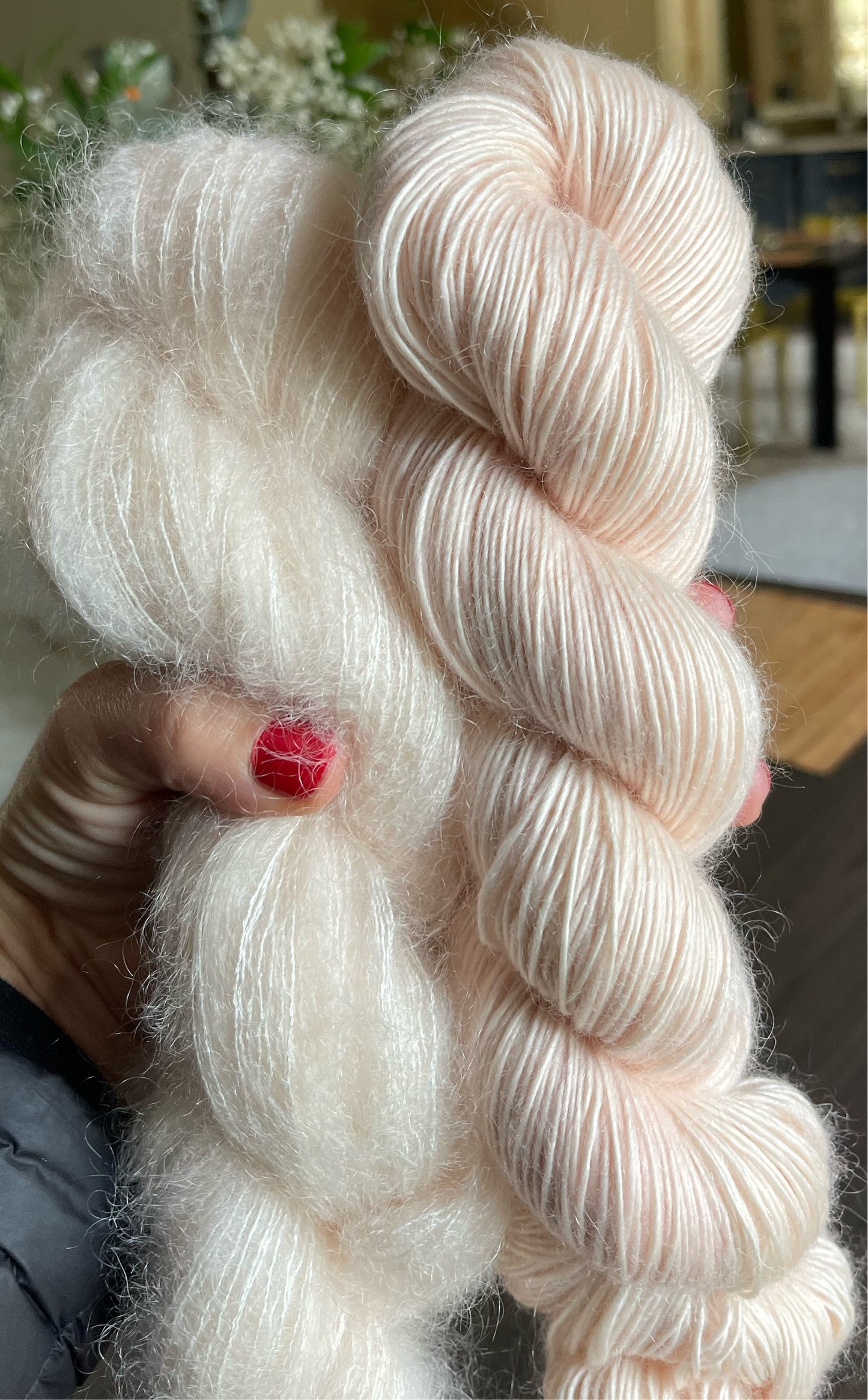 Détail texture laine Bellezza mérinos kid mohair coloris rose pâle Angel Wooliette