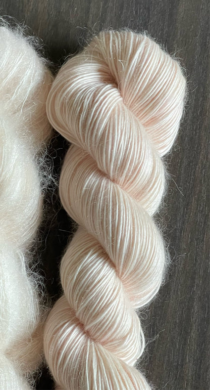Laine Bellezza Fingering mérinos kid mohair Angel rose pâle teinte main Wooliette