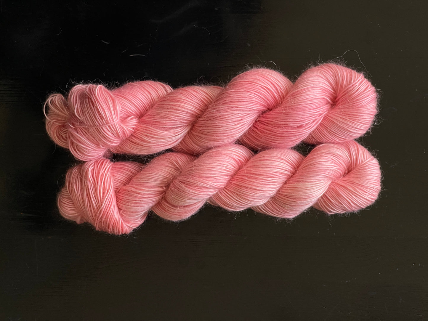 Détail texture laine Bellezza mérinos kid mohair coloris rose soutenu Sweetie Wooliette